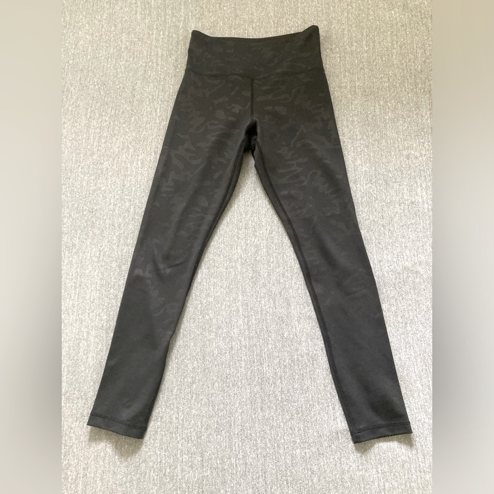ZYIA Light N Tight Black Camo 7/8 Leggings Size 2